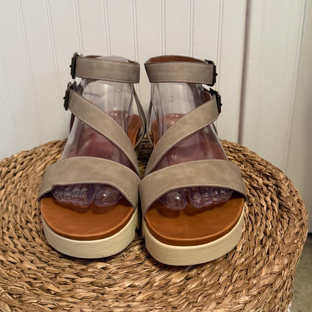 Baretraps Posture + Stylish Beige Sandals for Women - 9M - NWOB